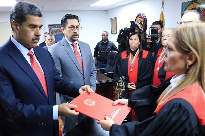El presidente de la República, <a href="/NicolasMaduro/">Nicolás Maduro</a>  interpuso este miércoles un recurso de amparo ante la Sala Electoral del Tribunal Supremo de Justicia (TSJ), a fin de que la instancia se aboque "a dirimir este ataque contra el proceso electoral y este intento de golpe de Estado y