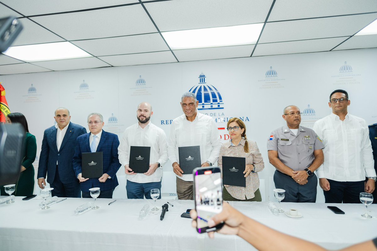 chuvasquez's tweet photo. Sellamos un acuerdo con representantes de las farmacias Medicar GBC, Carol y Los Hidalgos, así también con representantes de LAM y Analisa Laboratorios para beneficio de nuestros agentes de la @policiard y de los #CuerposdeBomberosRD. https://t.co/KiTCtMhId6