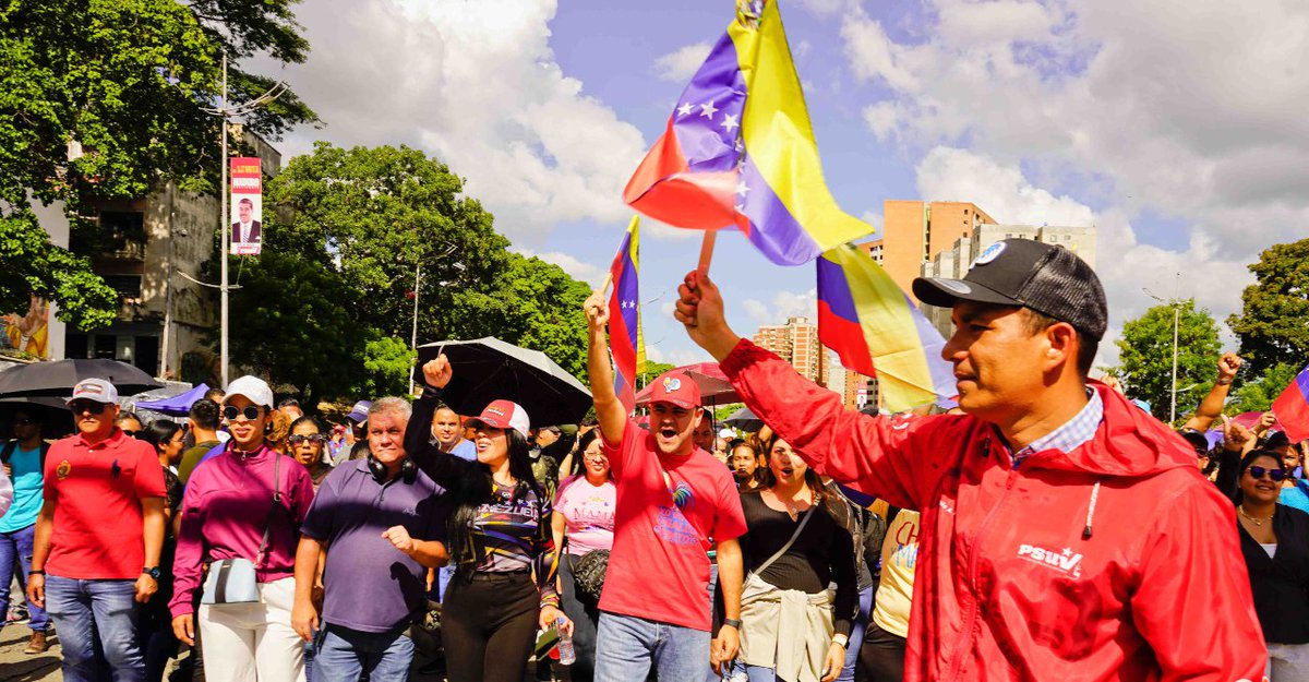 #EsNoticia

Clase obrera se moviliza en Caracas en defensa de la paz y la estabilidad nacional 
 
Más información 👉 goo.su/EfW1n7z