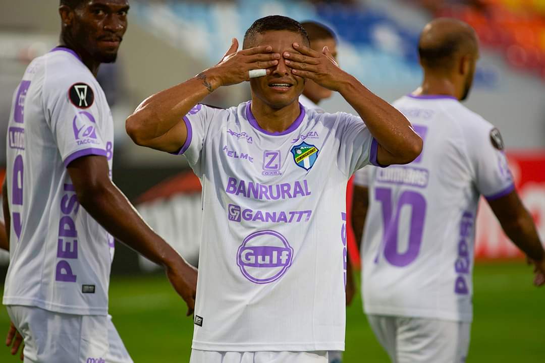 #Deportes Al ritmo del "Cuilapa" 😅⚽️👻

Finalizado el primer tiempo, Comunicaciones le gana por 1-0 al Firpo de El Salvador, gracias a un gol de Carlos Mejía.

Entérate en #NuestroDiario 🗞
📸CFC