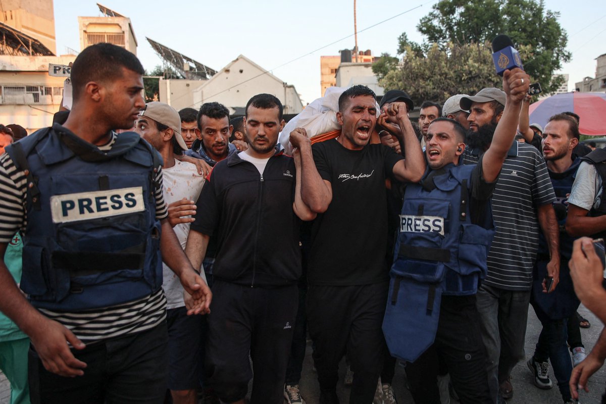 Palestinians mourn Al Jazeera Arabic journalists Ismail Al Ghoul and Rami Al Rifi after they were killed by an Israeli missile in Gaza on Wednesday. 

🔴 LIVE updates: aje.io/00tk1a