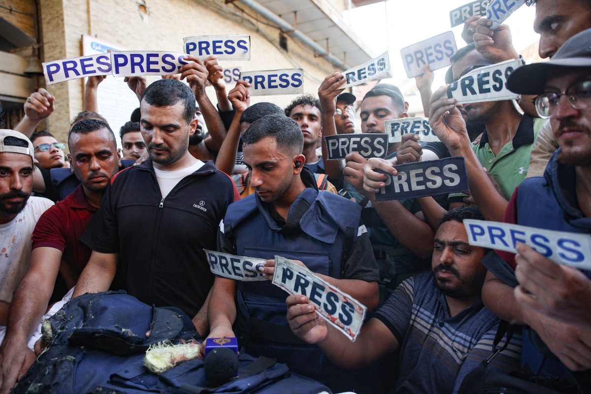 AJEnglish's tweet photo. Palestinians mourn Al Jazeera Arabic journalists Ismail Al Ghoul and Rami Al Rifi after they were killed by an Israeli missile in Gaza on Wednesday. 

🔴 LIVE updates: https://t.co/S6dWb8qawb https://t.co/FholH8VIkB