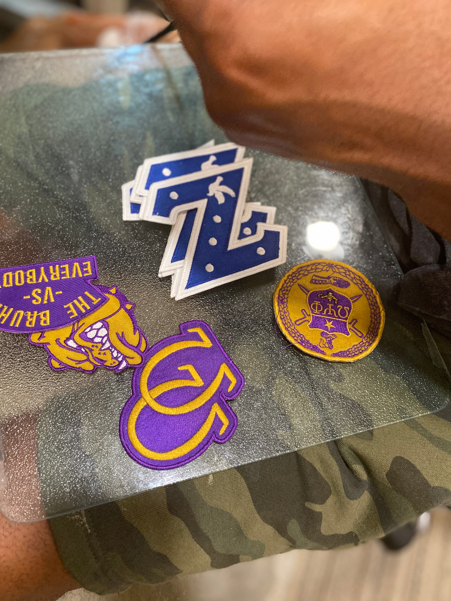 GreekPatches's tweet photo. Every single patch we ship is cut and finished by hand 😮‍💨

#smallbusiness #blackowned #entrepreneur #fraternity #sorority #patches #greekparaphernalia https://t.co/FqAp0GCgSN