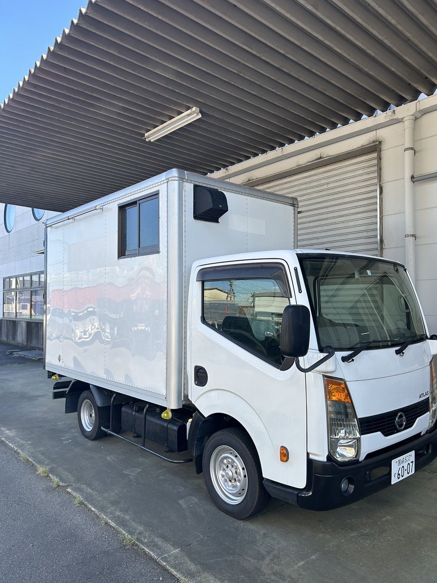 haradaseni's tweet photo. 8月3日　盆地まつり〜
オレンジの肉巻号ではなく
今年はメインホテルナカムラ前でこの車で
“肉巻きおにぎり“苺こおり“いちごスムージー“
販売します😊
#盆地まつり https://t.co/GO73Ay8GJP