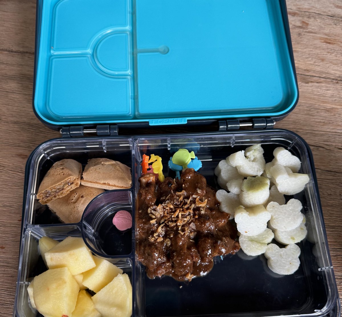 Dari kemarin minta sate terus, akhirnya dibikinin bekel sate🥰