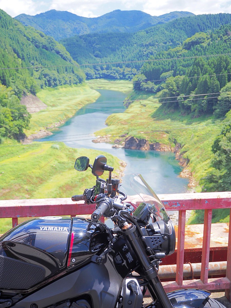 inadon3168's tweet photo. 2024.7.31 猛暑体験ツーリング(笑) 😅
影丸 鯛生金山・川畑橋 見参 ❗
大山ダムから、鯛生金山に向かう途中、
「川畑橋」がありました。
橋から見える景色が良きかな‼😃♪
#XSR900 #RN80 #yamaha #バイク #motorcycle #bike #川畑橋 #鯛生金山 https://t.co/UekRjCbPlV