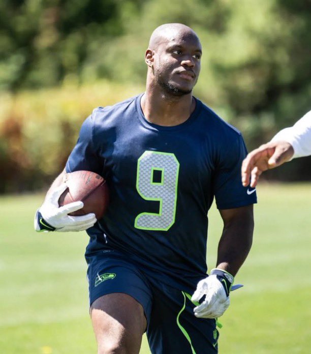 KENNETH WALKER IS IN HIS ADRIAN PETERSON ERA… LOOK OUT 👀 (Via @new_era72)