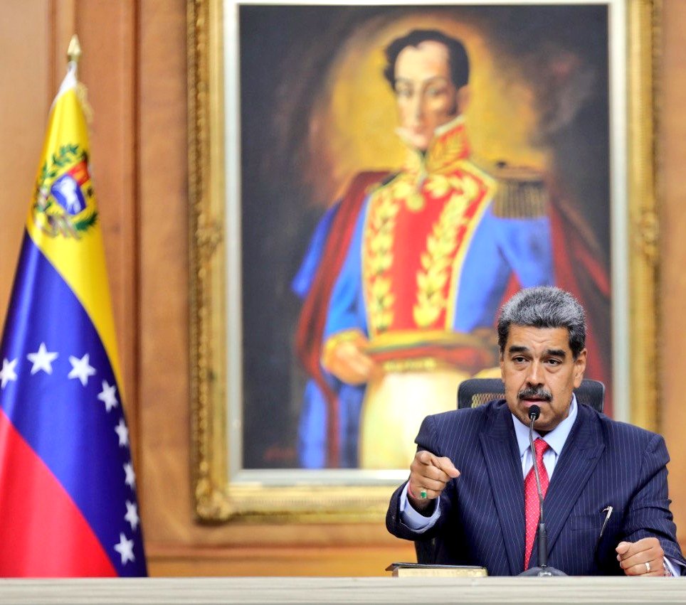 Movimiento Revolucionario TUPAMARO Vzla. (@tupamaromrt_) on Twitter photo Salón Ayacucho.Palacio de Miraflores. #AlMomento en #RuedaDePrensa. Así lo dijo el Presidente <a href="/NicolasMaduro/">Nicolás Maduro</a>. “Vengo aquí a defender la verdad de nuestro país. No le tengo miedo a las mentiras de ustedes, vengo a enfrentarlas, con la verdad”. Salón Ayacucho.Palacio de Miraflores. #AlMomento en #RuedaDePrensa. Así lo dijo el Presidente <a href="/NicolasMaduro/">Nicolás Maduro</a>. “Vengo aquí a defender la verdad de nuestro país. No le tengo miedo a las mentiras de ustedes, vengo a enfrentarlas, con la verdad”.