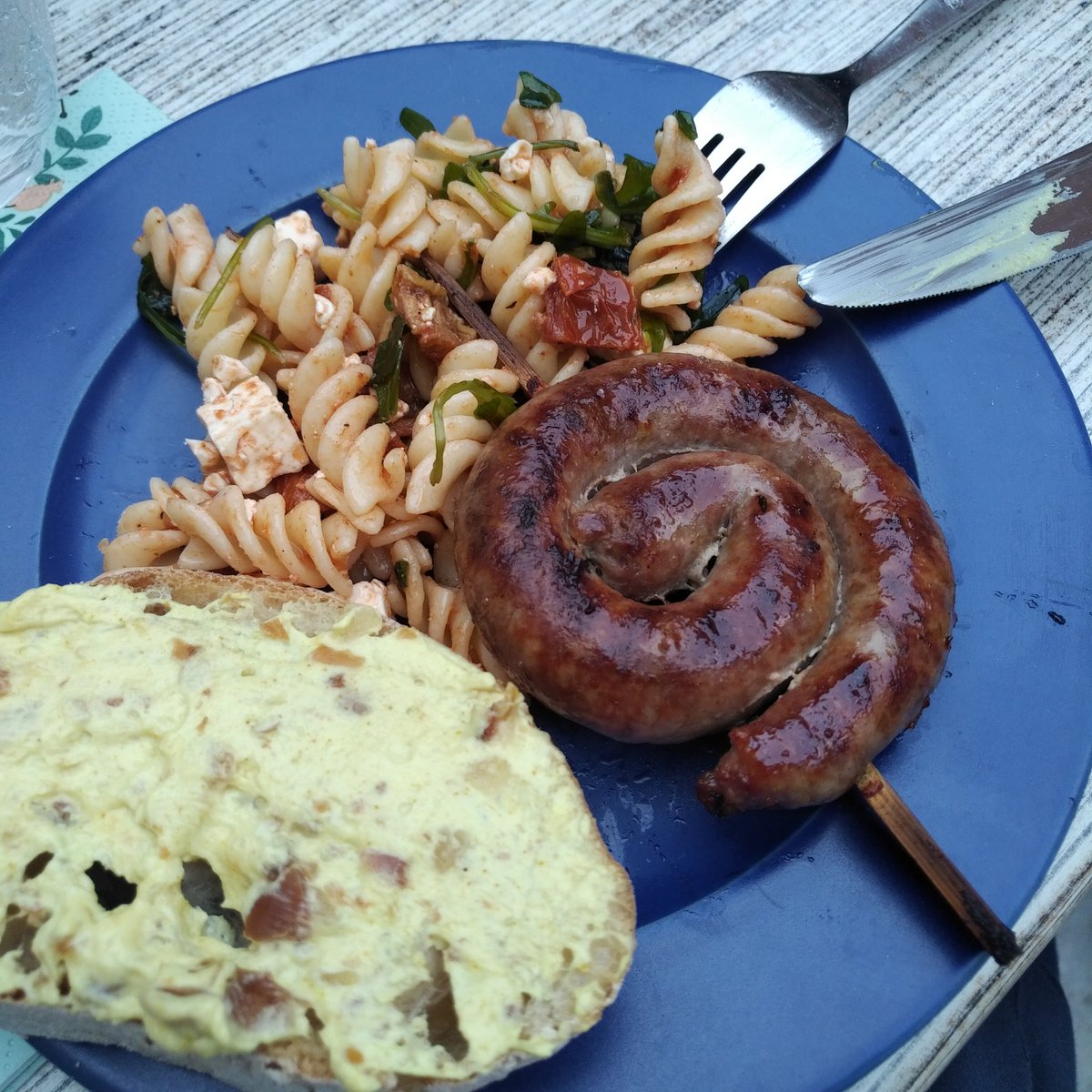 v_i_o_l_a's tweet photo. bibliothek-im-vom-stein-haus-team-grillen und auf dem heimweg ein eis auf die hand -- ein leckerer abend. 😊 #2024 #diehellendinge https://t.co/1oh8BfT6OA