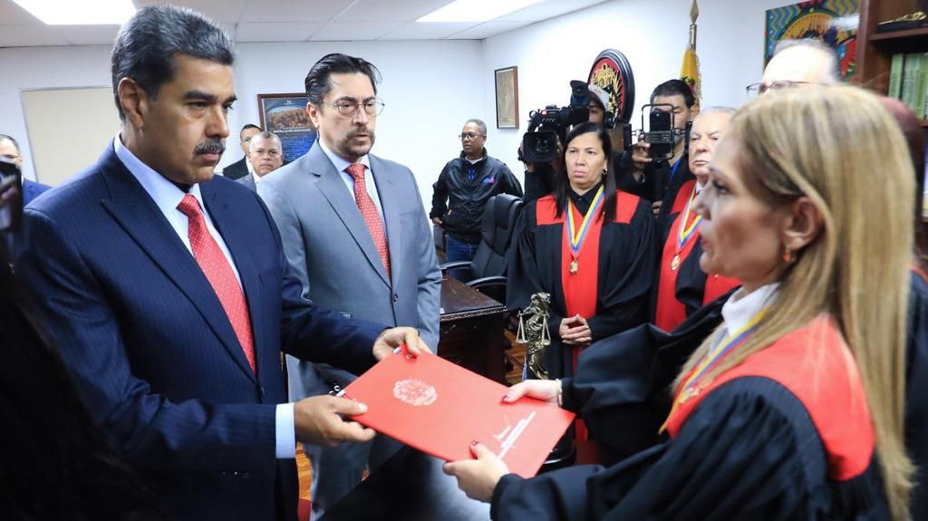 Apegado a la Constitución y siendo garante de la Ley, mi C/J <a href="/NicolasMaduro/">Nicolás Maduro</a>, entregó ante la Sala Electoral del <a href="/TSJ_Venezuela/">TSJ Venezuela</a> un Recurso de Amparo, en aras de que cese el ataque perpetrado contra el poder electoral. 

Dando ejemplo de transparencia y de la voluntad arraigada en