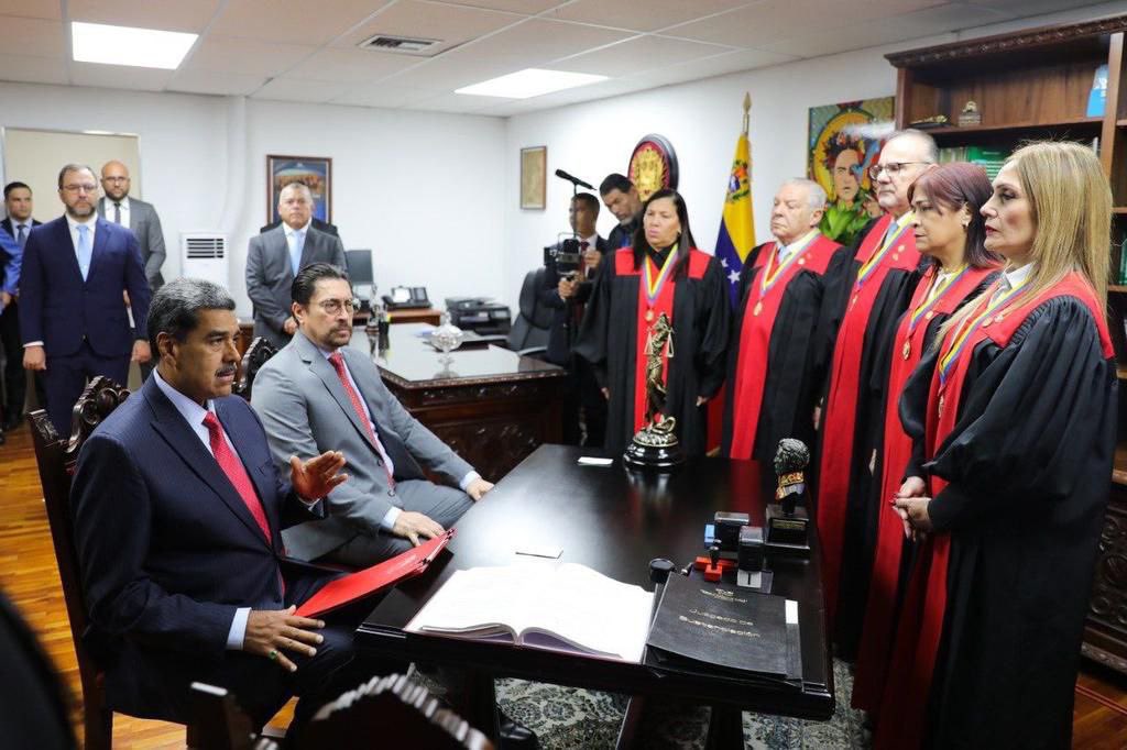 luis_villegasr's tweet photo. Apegado a la Constitución y siendo garante de la Ley, mi C/J @NicolasMaduro, entregó ante la Sala Electoral del @TSJ_Venezuela un Recurso de Amparo, en aras de que cese el ataque perpetrado contra el poder electoral. 

Dando ejemplo de transparencia y de la voluntad arraigada en los principios que representan a nuestro líder Bolivariano.

#VenezuelaEsPaz y no permitiremos intervenciones ni acciones injerencistas que atenten contra nuestra soberanía y el derecho del pueblo. ¡Venceremos!