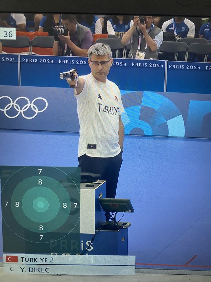 tudo cheio de lentes, lentinhas e miras ultra especiais e este turco chega lá só com a sua miopia e mão no bolso e saca prata. rei.