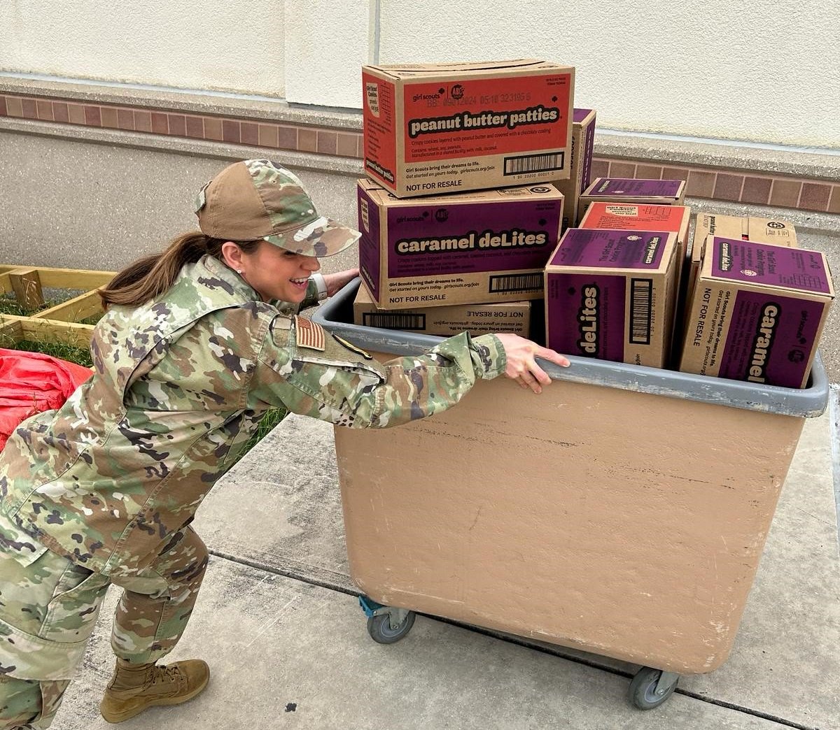soldiersangels's tweet photo. Special delivery!!! @GirlScout Cookies have made their way to Service Members and Veterans and are being devoured as we speak! #Deployed #DeployedSupport https://t.co/fYXmHTy0yl