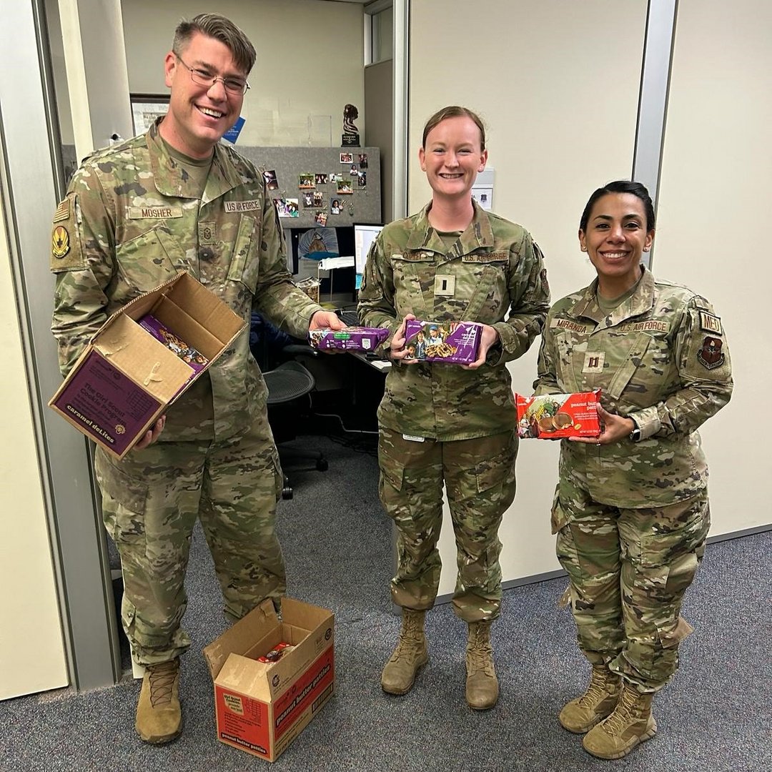 soldiersangels's tweet photo. Special delivery!!! @GirlScout Cookies have made their way to Service Members and Veterans and are being devoured as we speak! #Deployed #DeployedSupport https://t.co/fYXmHTy0yl