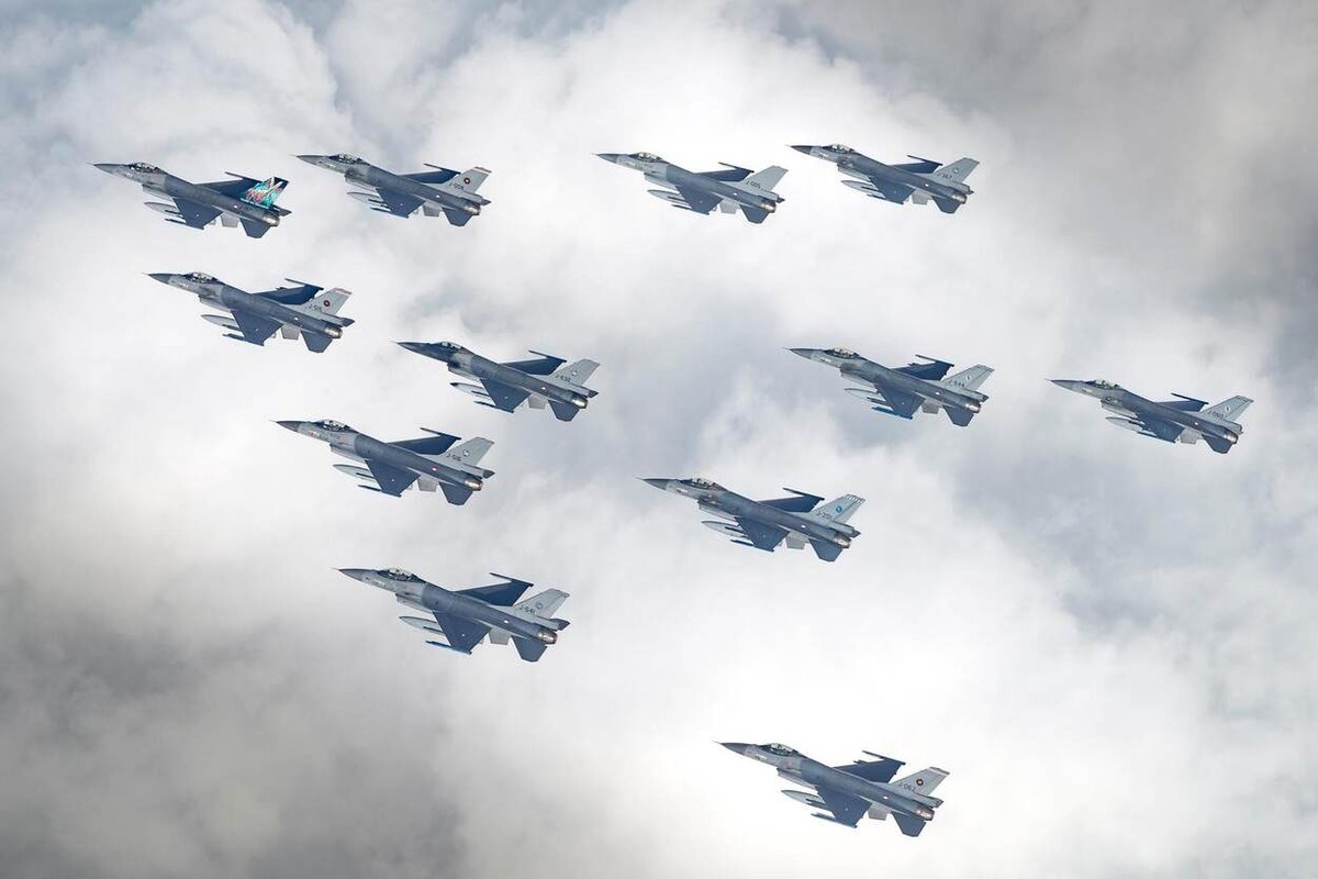 lentopostifi's tweet photo. Ensimmäiset hävittäjälentäjät valmistuivat Romanian uudesta Euroopan F-16 -koulutuskeskuksesta https://t.co/em2NJrD0TC #EFTC #F16 #ilmavoimat #Romania #Nato #turpo https://t.co/mppDs7k2Vp