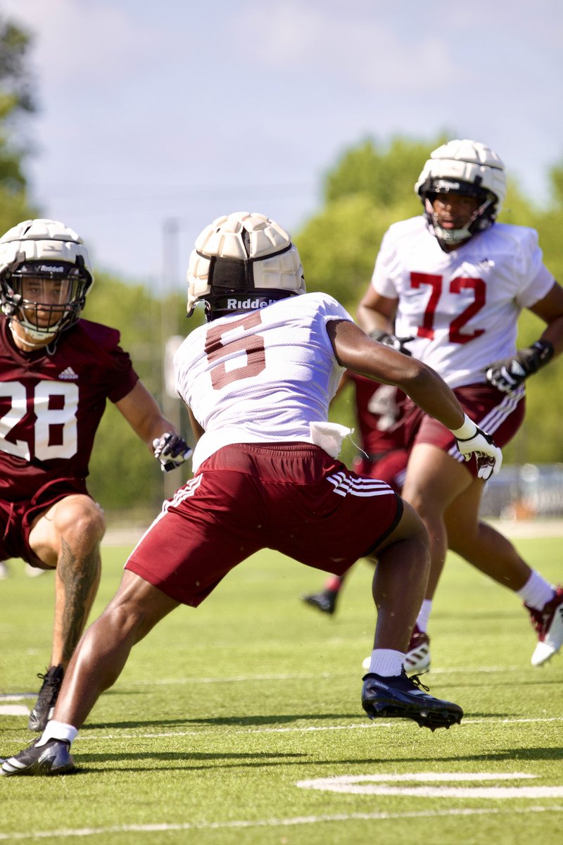MoStateFootball's tweet photo. BACK &amp; BETTER THAN EVER!!!!!!🥳🥳

Fall Camp Day 1 ✔️

#OutHitOutHustle https://t.co/yBUvnktz06