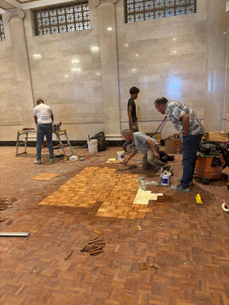 Uno de esos proyectos retantes y complejos ha sido la restauración del piso del Salón Leopoldo Figueroa o “Salon de los Muertos”. 
Este salon de sesiones en su origen fue sede del Tribunal Supremo de PR y es restaurado por un grupo espectacular de artesanos puertorriqueños.