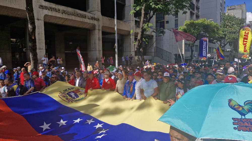 #EnFoto || Nuestro Ministro <a href="/AlexisJCorredor/">Alexis Corredor Pérez</a> encabeza la marcha en apoyo y respaldo al Presidente Constitucional <a href="/NicolasMaduro/">Nicolás Maduro</a> 

#VenezuelaEsPaz

¡Trabajo en equipo, victoria segura!