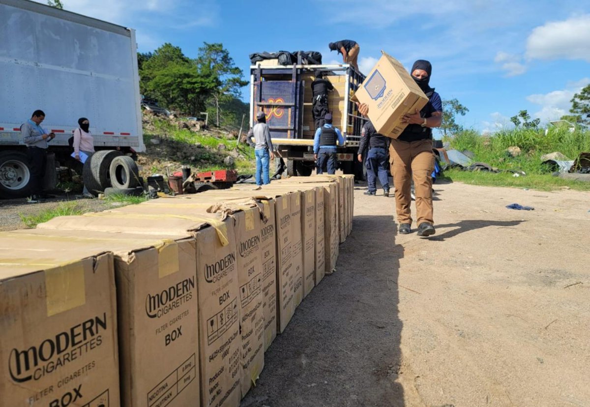 masntvhn's tweet photo. #MNTV ❗Autoridades decomisan fuerte cargamento de contrabando de 502 cajas de #Cigarrillos y detienen a dos individuos en #Amarateca❗
Los agentes de la Unidad Regional número 5 (URAN 5) y la División Contra Microtráfico (DICOM) de la Dirección Nacional Policial Antidrogas (DNPA) realizaron el decomiso de un cargamento de #Contrabando de 502 cajas de #CigarrillosModern, haciendo un total de 5,026,400 unidades con un valor estimado del cargamento decomisado de 25,132,000 lempiras.
También, las autoridades capturaron a dos personas en Francisco Morazán. Dicha operación se ejecutó en el #ValleDeAmarateca, #FranciscoMorazán a la altura del Reventón.
👇🏽
➡️ ¡Únete a nuestra comunidad informativa! 📲 👨💻https://t.co/m8GUVX0Np9 #MásNoticiasTV #Canal39 #NoticiasHonduras