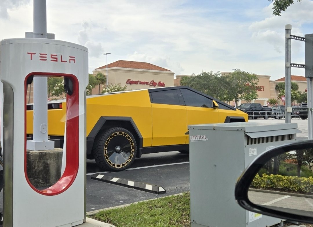 EuvCharging's tweet photo. Dope #Cybertruck yellow 💛 https://t.co/fLwoCwtejr