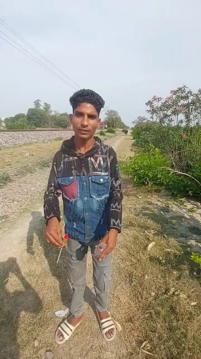 trainwalebhaiya's tweet photo. @RailwayNorthern @rpfnr_ @drm_lko FYI
Name: Gulzar Seikh
Location: Lalgopalganj Railways Station, most of the videos has chainage 23-24
FB: https://t.co/DGapEgcX1r
YT: https://t.co/B0IS9uJ9Iy

That's all I can do as a responsible citizen, Hoping for quick action. https://t.co/Yxr7HZrPNS