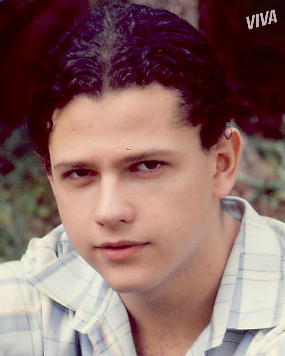 favzmello's tweet photo. Bem que disseram que a Globo tá digitalizando o acervo fotográfico dela.
Foto inédita do Bruno (Selton) liberada pelo Viva, em lembrança dos 32 anos do último capítulo de #PedraSobrePedra 🤎 https://t.co/7EeKpVidV3