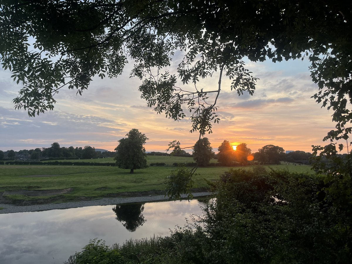 AndreaStenton23's tweet photo. Hard to believe this bucolic scene is literally in the middle of #Dumfries
#rivernith
Also saw a swan near the heron at the caul
Warm walk tonight…. https://t.co/5GfYGDCUNF