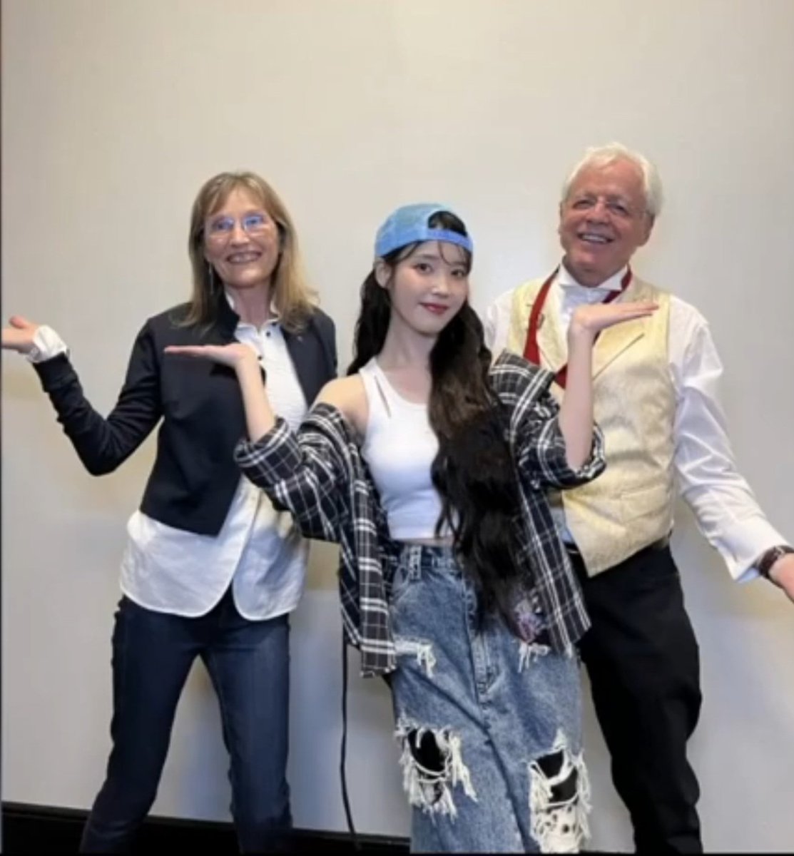Grandpa uaena with IU 
#IU #아이유 
#IUinUSA  #HEREH
#IU_WORLD_TOUR  #HEREH_WORLD_TOUR_IN_USA #HEREH_WORLD_TOUR_IN_USA_OAKLAND