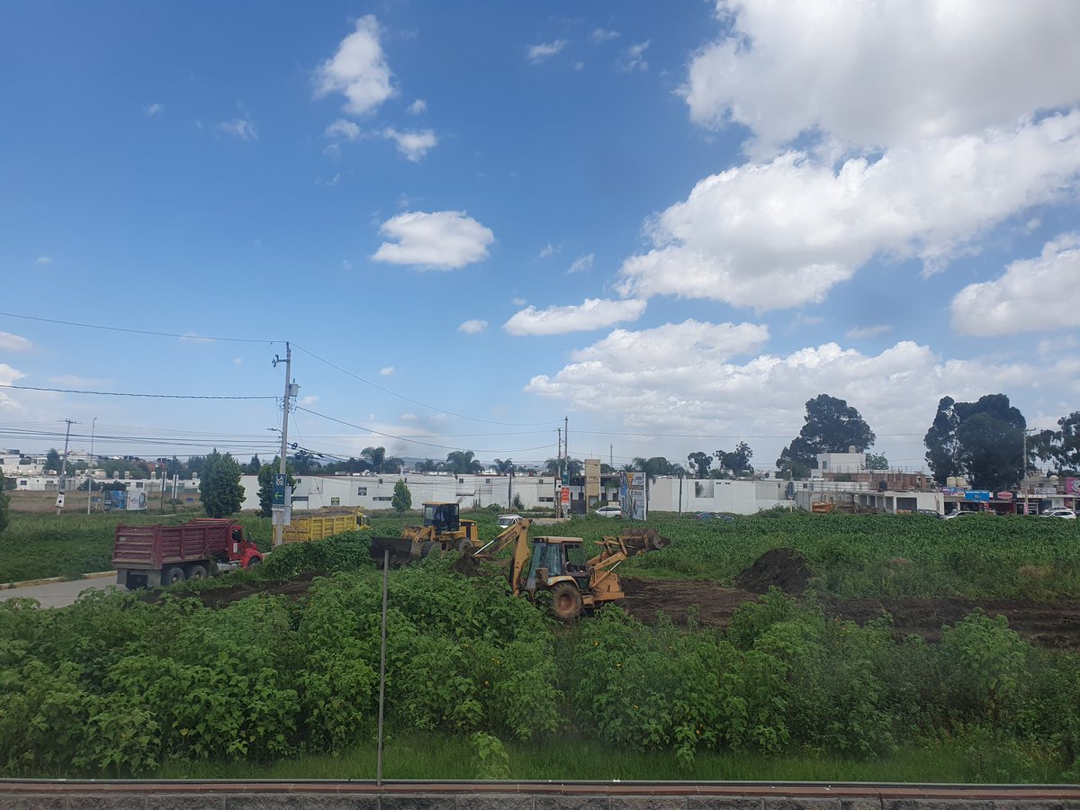 Pulgossit's tweet photo. #Cuautlancingosiguecreciendo
Hoy se inicia la limpia de un terreno donde seguramente habrá otro fraccionamiento. Esperamos que la Dirección de Desarrollo Urbano de Cuautlancingo haga bien su trabajo. Y tenga la capacidad de ofrecer servicios de calidad a todos los habitantes. https://t.co/67zTit2gvR