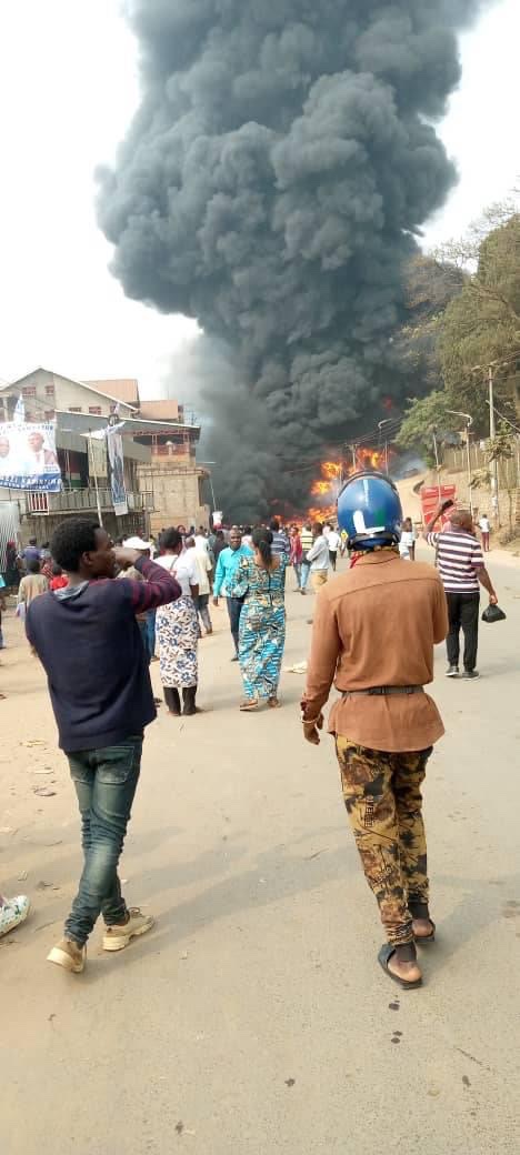 CongoHandicap's tweet photo. Les incendies à répétition au Sud Kivu mais Kinshasa la musique et les concerts 
Excellence @SuminwaJudith 
N’attendez pas qu’il ait  les drames pour décréter un deuil national @Presidence_RDC @ConstantMutamba 

#Luc https://t.co/DlC9opPz58