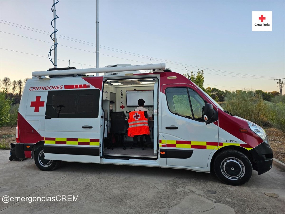 #IFLoeches

Nuestro #ERIE de logística y Albergue provisional ha desplegado, en el #PMA, el módulo de avituallamiento para intervinientes.

Así mismo el ERIE de Coordinación y Comunicaciones ha desplegado el CMO para dar cobertura a nuestros recursos intervinientes.

#ASEM112