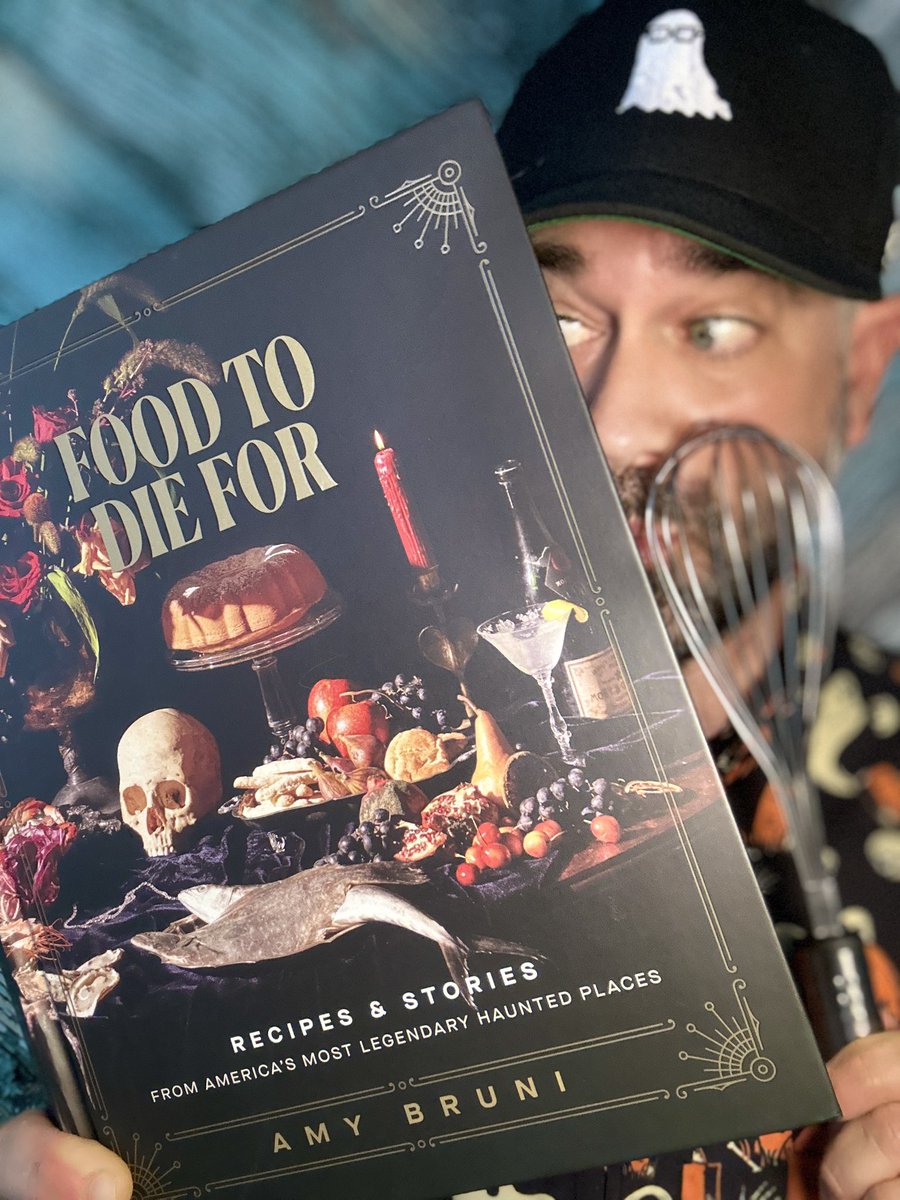 aaronsagers's tweet photo. Ok #SpookyNerds!
Weβre three months away from #halloween, so get in the #SpookySeasom spirit with @amybruniβs new book #FoodToDieFor! Available now! https://t.co/Fyo8WWiFdi