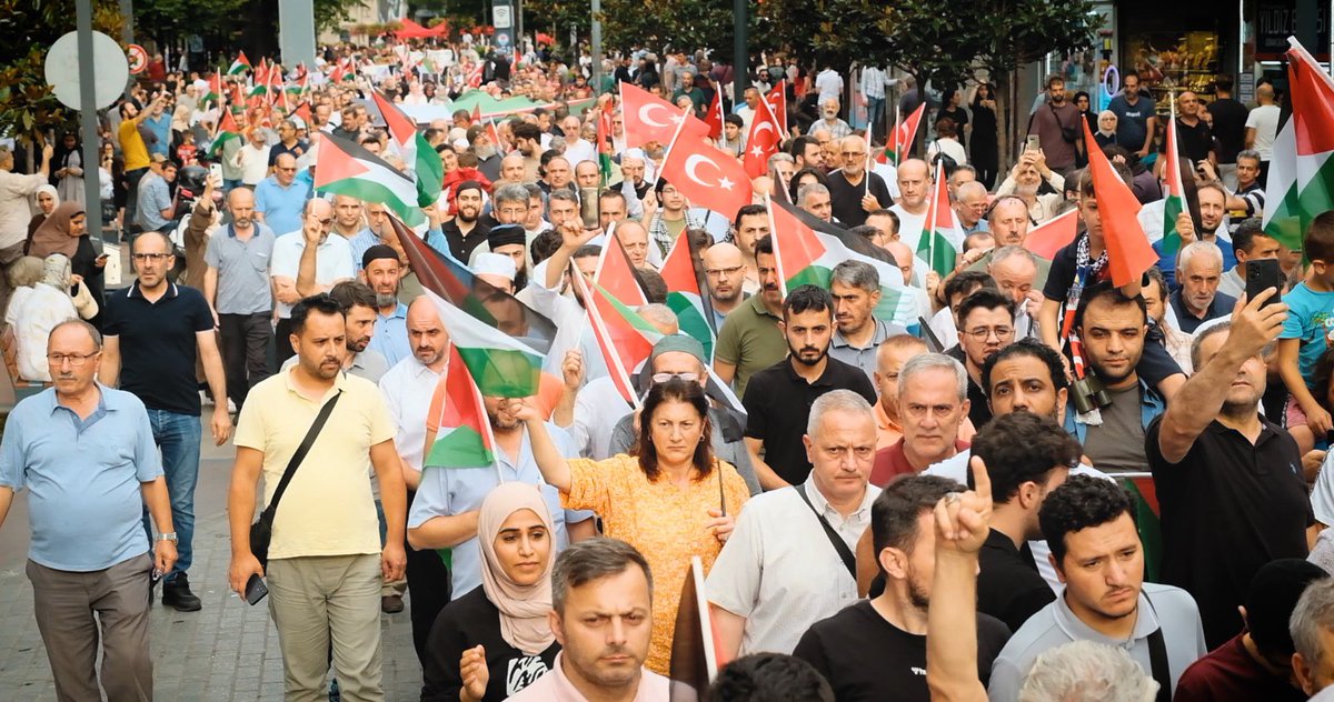 ozguraksatr's tweet photo. Biz razıyız, Allah da razı olsun. 🤲🏻

Sen Allah yolunda şehid oldun, biz de buna şahidiz Ey İsmail Haniye! ☝🏻

Trabzon yine meydanlarda, yine Gazze ile omuz omuza. 🇹🇷🇵🇸 https://t.co/PLQl2CYkeO