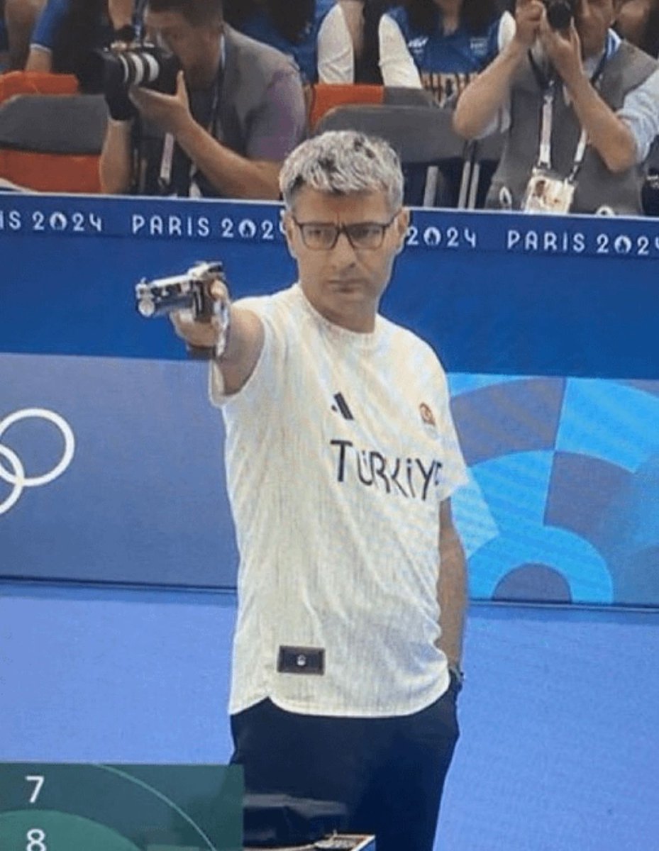 A Turquia enviou um homem de 51 anos sem lentes especiais, sem proteção para os olhos ou para os ouvidos e ele ganhou a medalha de prata...