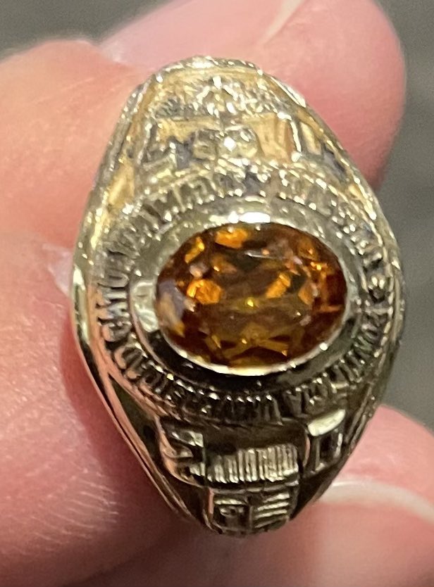 KatyBeebeBooks's tweet photo. Anyone lose a class ring today while traveling through @LGAairport ? Found next to Baggage Claim 2 at about 4:30pm. Ring given to the @AmericanAir baggage office there in the baggage claim area. https://t.co/8WQtDLylzp