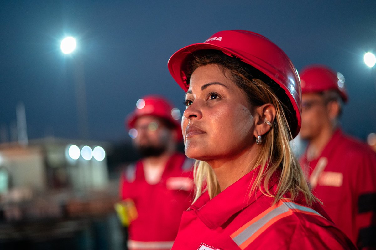 PDVSA's tweet photo. Los trabajadores de la industria petrolera venezolana se enorgullecen de ser protagonistas de la consolidación de la paz política y económica que ha pregonado el presidente Nicolás Maduro y que respaldamos con conciencia y determinación. https://t.co/DjabzuPt6D