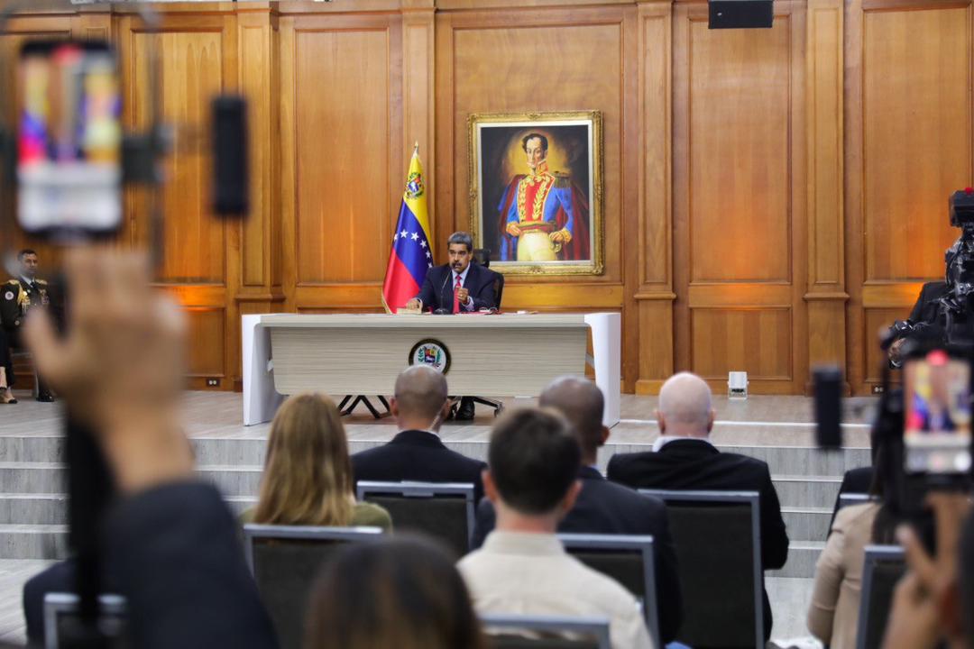 Ornella_Serrano's tweet photo. #Ahora | Pdte. @NicolasMaduro: "He solicitado a la Sala Electoral las diligencias para obtener los datos legales del CNE, y las investigaciones de la Fiscalía General, y se requiera la información a los 10 candidatos presidenciales, a los 38 partidos políticos".

#31Jul https://t.co/dpe8gPJo9t