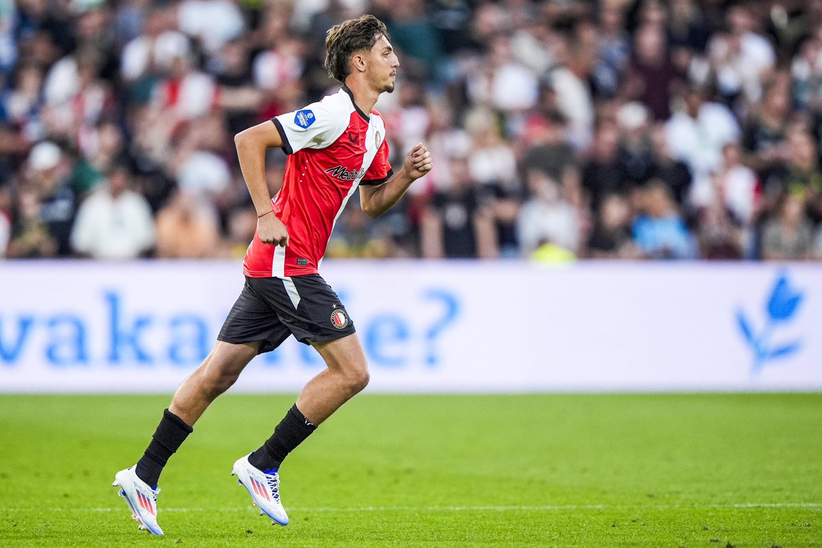 Feyenoord's tweet photo. Four unofficial debuts:
✔️ Aymen Sliti
✔️ Luc Netten
✔️ Aleks Zeković
✔️ Paulo Rudisill
Congrats, boys. 👊
#feyasm https://t.co/5IIb7EyiLG