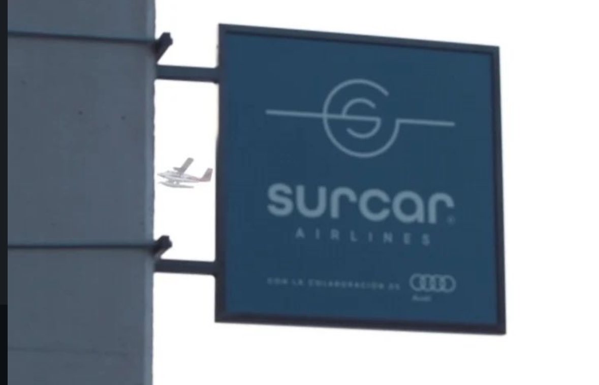 Este cartel y ese hidroavión que pueden observar en el fondo de la imagen nos acompañaron en las pruebas que realizamos en 2022. 
Seguimos en el camino. 💪🏽👩‍✈️