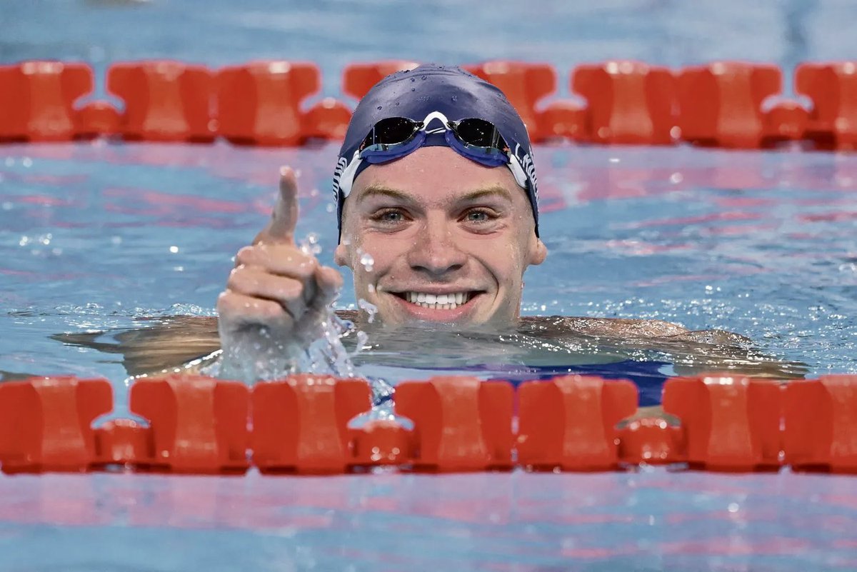 marjoliet's tweet photo. Se la coulée douce avec la légende @leon_marchand 🏊‍♂️🥇 #Paris2024 https://t.co/sZfPFDCH0U