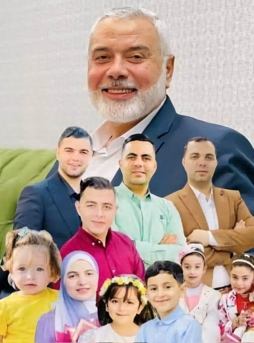 هذه الصورة يجب أن تكون أيقونةً في كل بيتٍ عربي
وفي كل بيتٍ في العالم!
اغتالت إسرائيل أولاده وأحفاده تباعاً في غزّة قاصدةً عامدةً
لم ينكسر الرجل أو ينهار أو يتغير
لأنه يعتبر كل أطفال غزة أبناءه!
عظَمةٌ يتصاغرُ أمامها كل الحكام العرب 
وتشرئبُّ لها أعناقُ الرجال في كل زمانٍ ومكان!