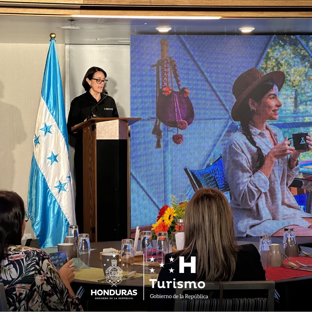 IHToficial's tweet photo. El Instituto Hondureño de Turismo (IHT) realizó en Guatemala el lanzamiento de la Campaña “Verano Regional”, con la cual busca destacar la impresionante belleza y riqueza cultural de Honduras.

El lanzamiento de la campaña "Honduras, Naturalmente Tuya" fue realizado mediante una rueda de prensa con la presencia de la gerente de Mercadeo del IHT, Stephany Mena en compañía de miembros de la Embajada de Honduras en Guatemala y la Cámara de Turismo de Guatemala.

“Queremos compartir con nuestros hermanos guatemaltecos la diversidad y calidez de nuestra tierra. Guatemala representa uno de los principales mercados emisores y por eso queremos acercarnos mucho más; además, en noviembre tendremos un evento aquí con empresarios turísticos para ofrecerles paquetes de nuestros maravillosos destinos", afirmó Mena ante empresarios, invitados especiales y medios de comunicación.

#IHT #Honduras #Guatemala #turismo #NaturalmenteTuya