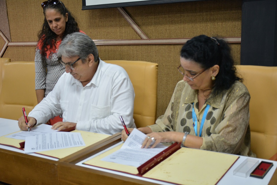 FGR_Cuba's tweet photo. La @FGR_Cuba y el @IcsCuba firmaron este miércoles un Convenio de colaboración – el primero que firma el Instituto tras su creación – en aras de garantizar la efectiva implementación de la Ley de Comunicación Social y sus Reglamentos en la #FiscalíaCubana. https://t.co/DMPhQljGIb