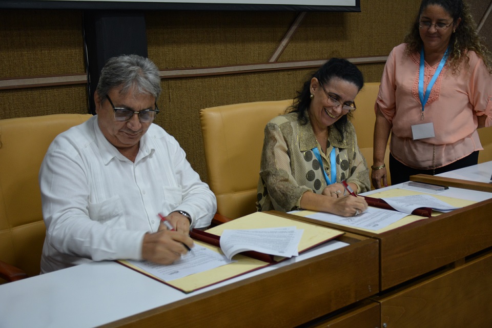 FGR_Cuba's tweet photo. La @FGR_Cuba y el @IcsCuba firmaron este miércoles un Convenio de colaboración – el primero que firma el Instituto tras su creación – en aras de garantizar la efectiva implementación de la Ley de Comunicación Social y sus Reglamentos en la #FiscalíaCubana. https://t.co/DMPhQljGIb