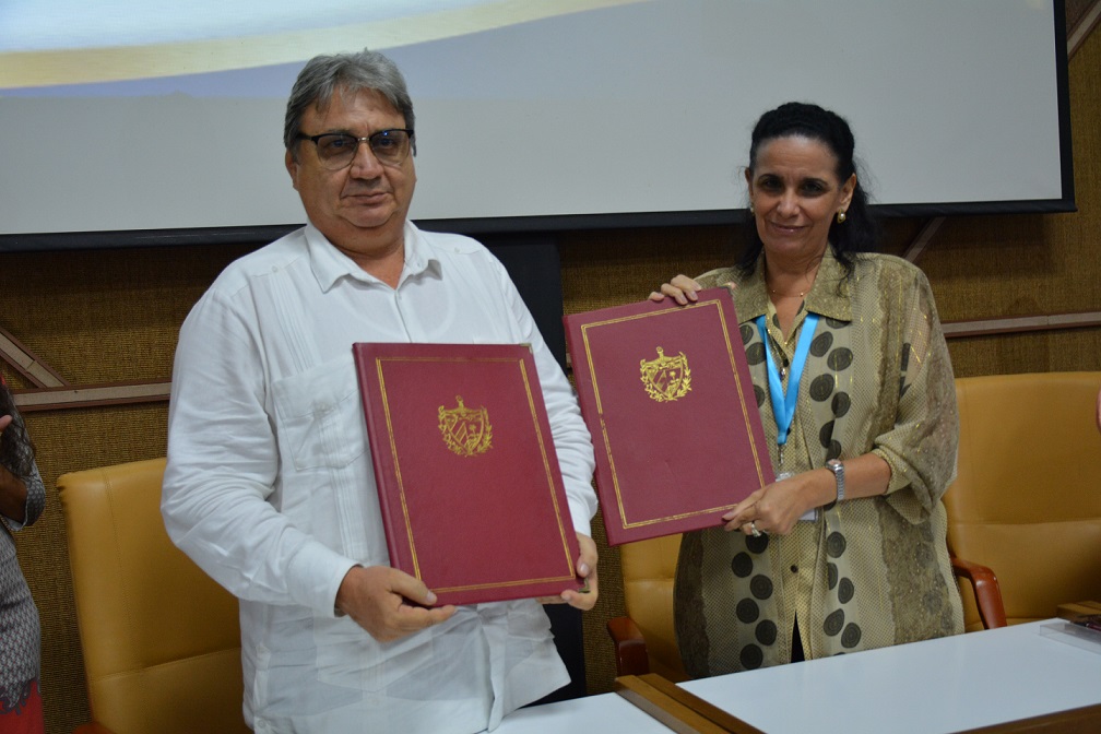 FGR_Cuba's tweet photo. La @FGR_Cuba y el @IcsCuba firmaron este miércoles un Convenio de colaboración – el primero que firma el Instituto tras su creación – en aras de garantizar la efectiva implementación de la Ley de Comunicación Social y sus Reglamentos en la #FiscalíaCubana. https://t.co/DMPhQljGIb