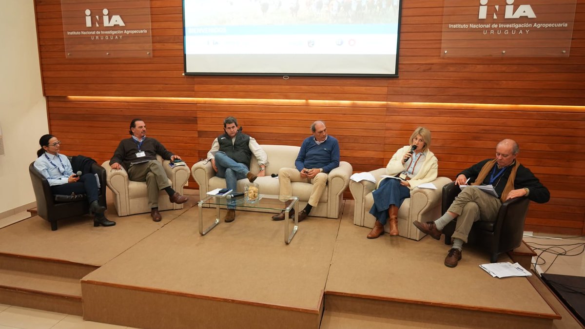 MGAPUruguay's tweet photo. La directora del #MGAP @mfmaldonado_ participó junto al presidente del @SUL_uy Alfredo Fros, Guillermo Pigurina de #ADIFU y Sebastián Olaso de #SolDorado de una mesa redonda en donde se analizaron los datos expuestos durante la jornada. https://t.co/esW1t3KFua