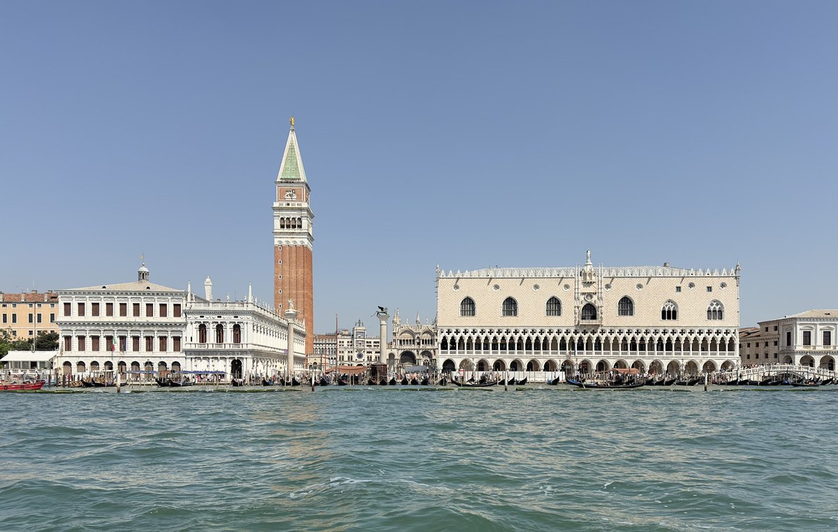 Leyengate's tweet photo. back from Italy，Venezia and Roma.
so beautiful
👌👴 https://t.co/9AaG2qwQdH