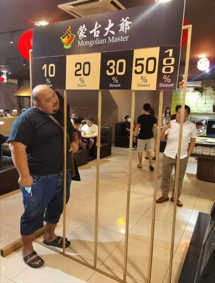 Esponjamental's tweet photo. Este restaurante en Malasia ofrece descuentos según el tamaño del vientre. ¿Cuánto te cobrarían de multa? https://t.co/Zrky7kUVLS
