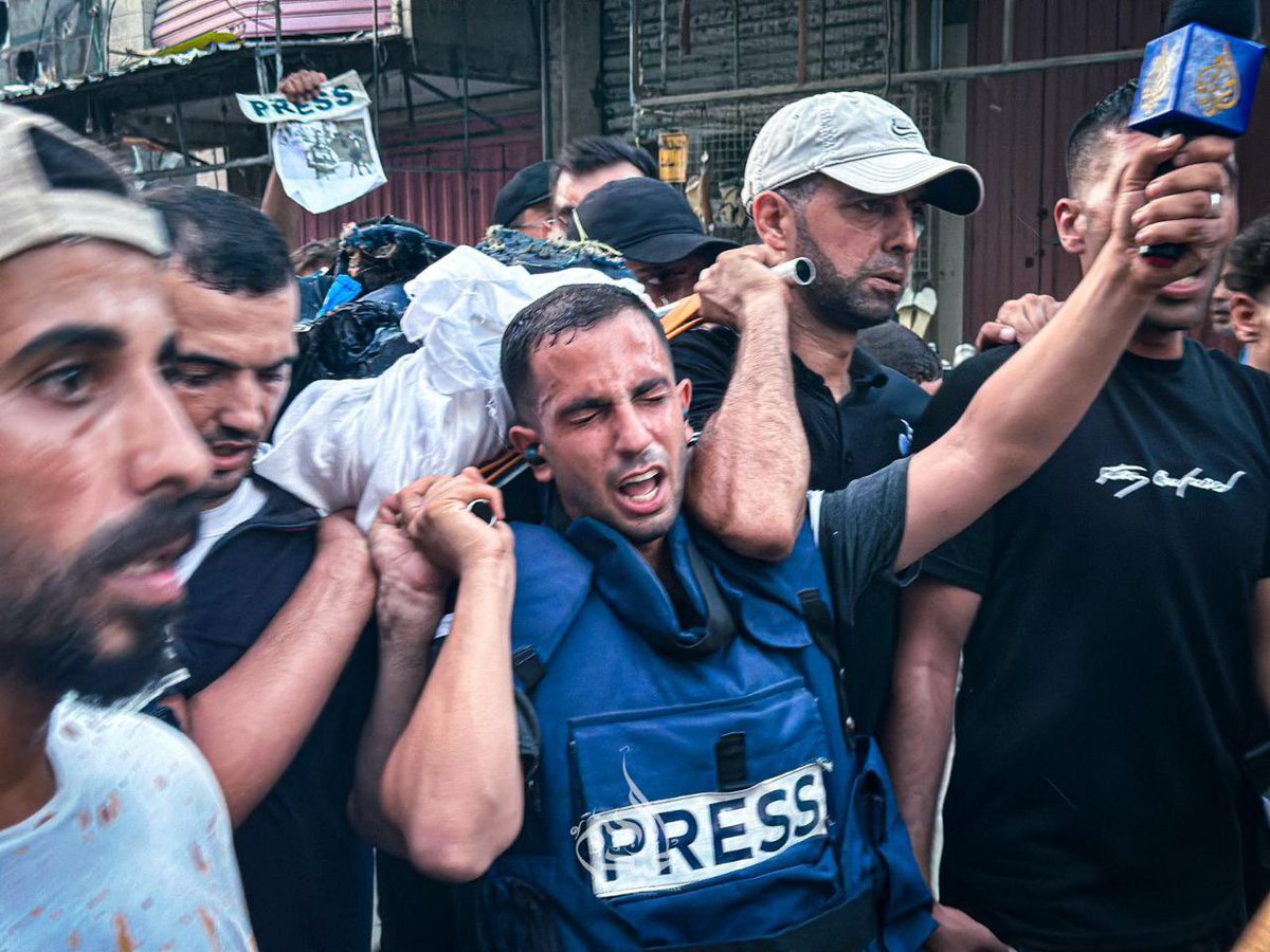 قاسية، مبكية.

لقد شاهد صديقه للمرة الأخيرة بدون رأس !!

ثبت علينا العقل والدين يارب العالمين