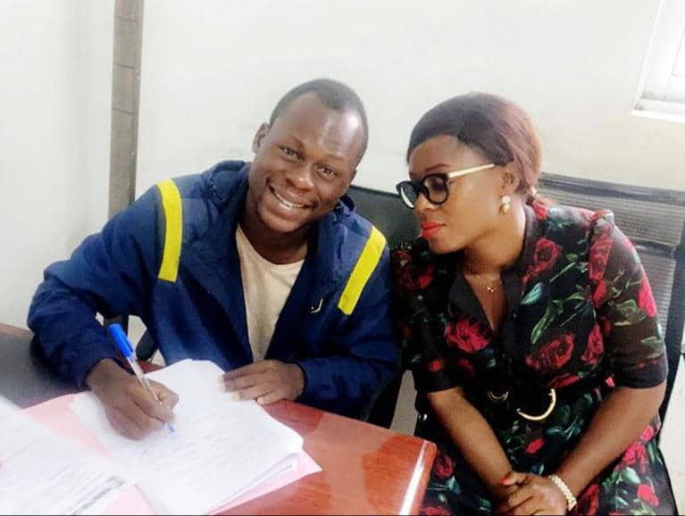 AllezLesLions's tweet photo. ⚪⚫ OFFICIEL ! Mandengue Lobe Henry s'engage pour trois saisons avec Victoria United. 

Le milieu offensif de 20 ans arrive de l'Académie Foot de Douala. 🇨🇲 https://t.co/c3r0oDwMIW